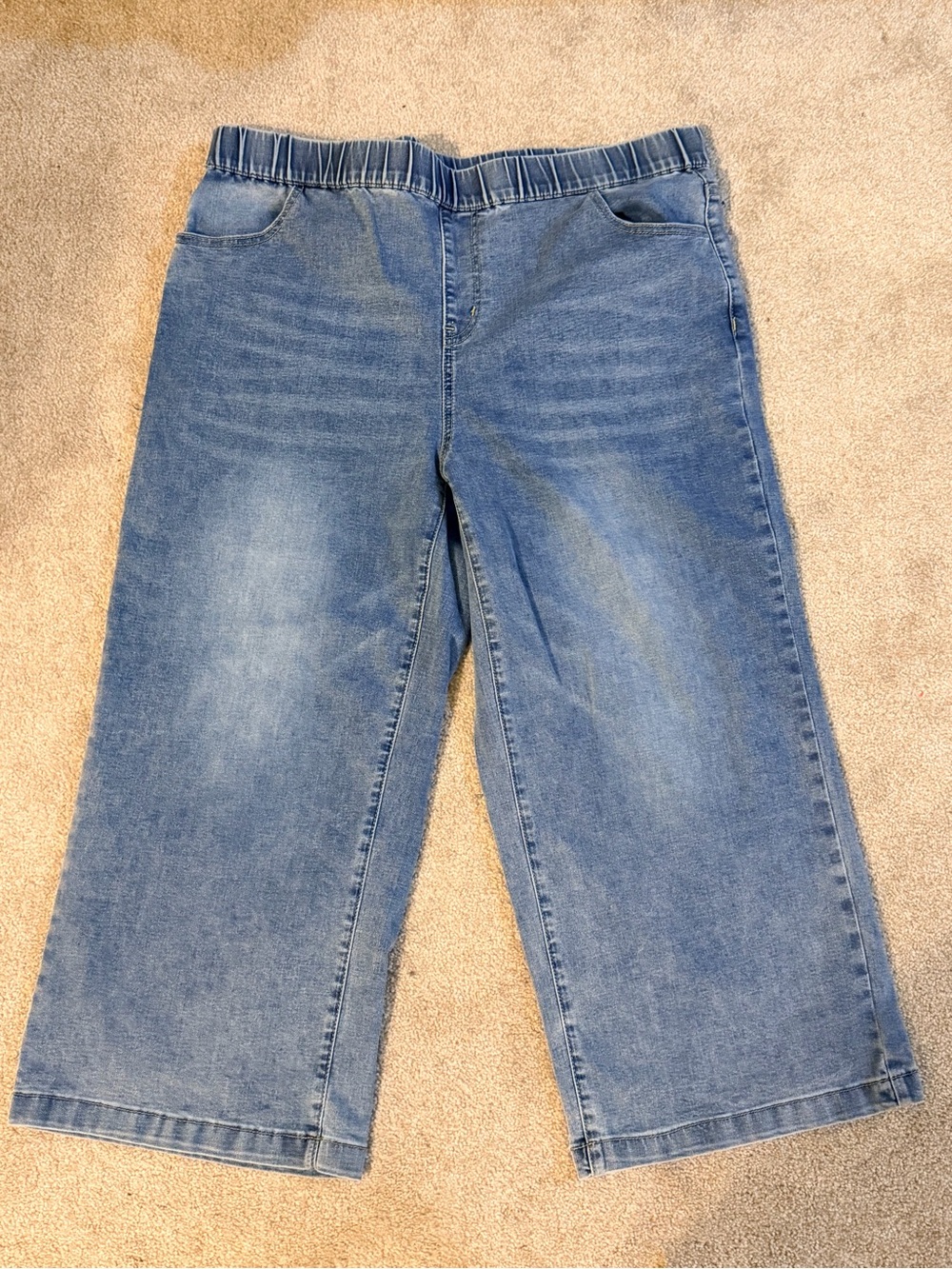 Women’s high waisted wide leg capri style jean